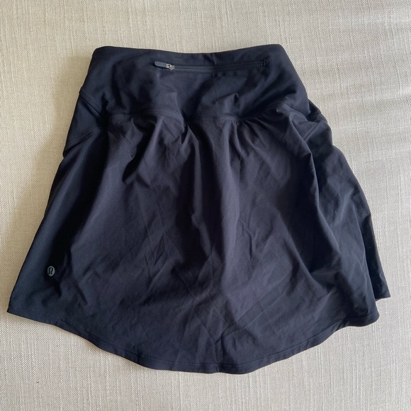 Lululemon Essential High-Rise Running Skort *TALL*- size 6 - Picture 3 of 4